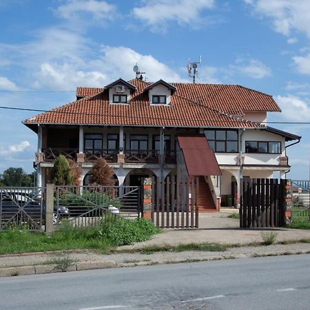 Motel Imperija Ub Kültér fotó